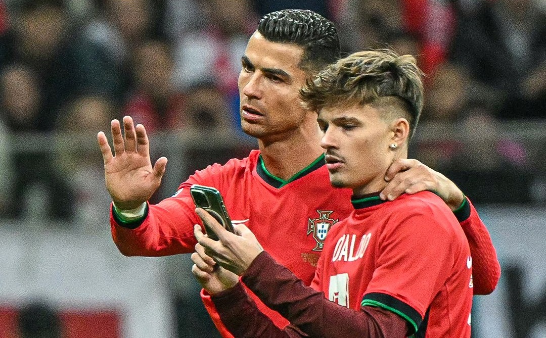 Ronaldo ngăn bảo vệ để chụp ảnh cùng fan