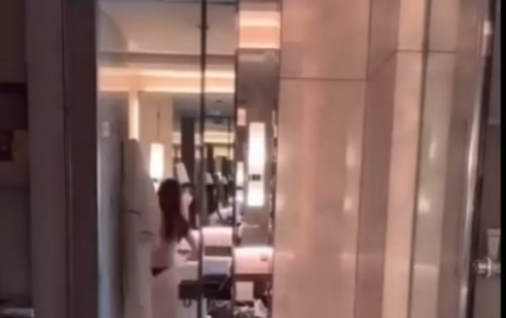 Vô tình lọt vào camera, chiếc gương phản chủ khiến hot girl hối hận