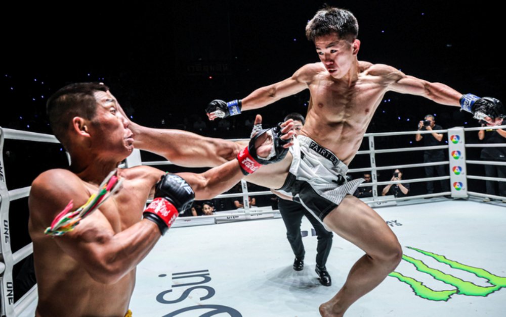 Kinh hoàng: Cao thủ thế giới tung cú đá 10.000 USD, võ sĩ Muay Thái nằm gục bất tỉnh