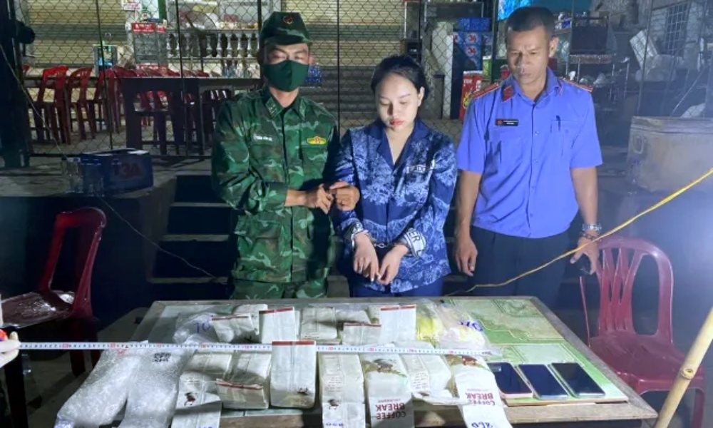 Bắt thiếu nữ 19 tuổi vận chuyển 40 bánh heroin, 15kg ketaminen vào Việt Nam