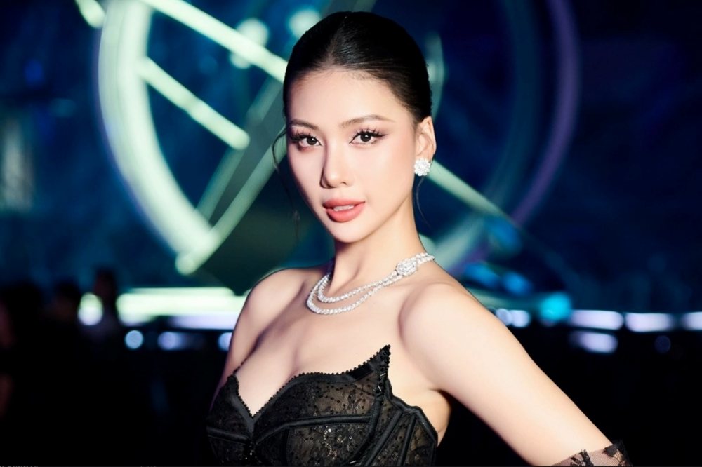 Hoa hậu Bùi Quỳnh Hoa nộp đơn tố cáo