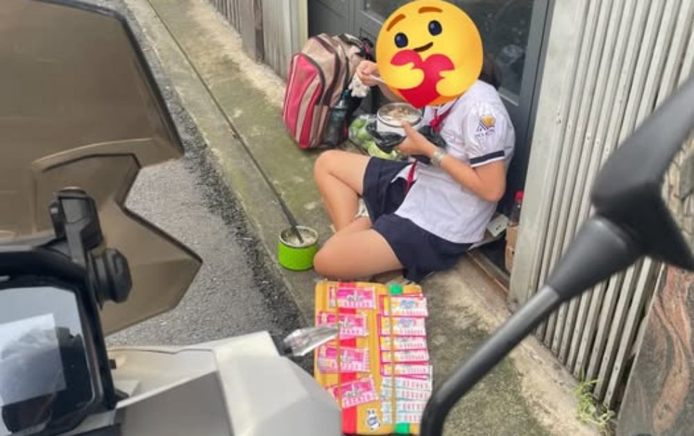 Xúc động hình ảnh bé gái mặc đồng phục ngồi vỉa hè bán vé số giữa trưa Sài Gòn