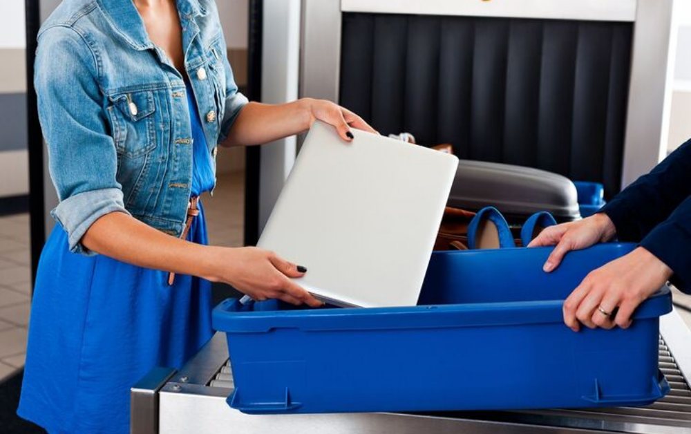 Vì sao phải bỏ laptop ra ngoài khi kiểm tra an ninh ở sân bay?